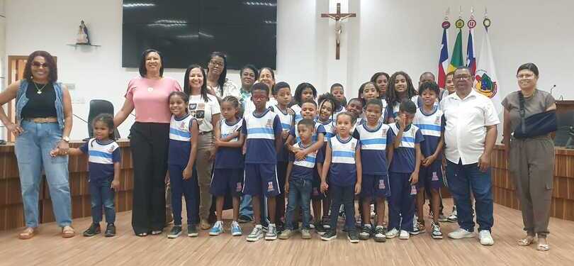 Estudantes do Colégio Thyeres Novaes visitam a Câmara Municipal de Candeias